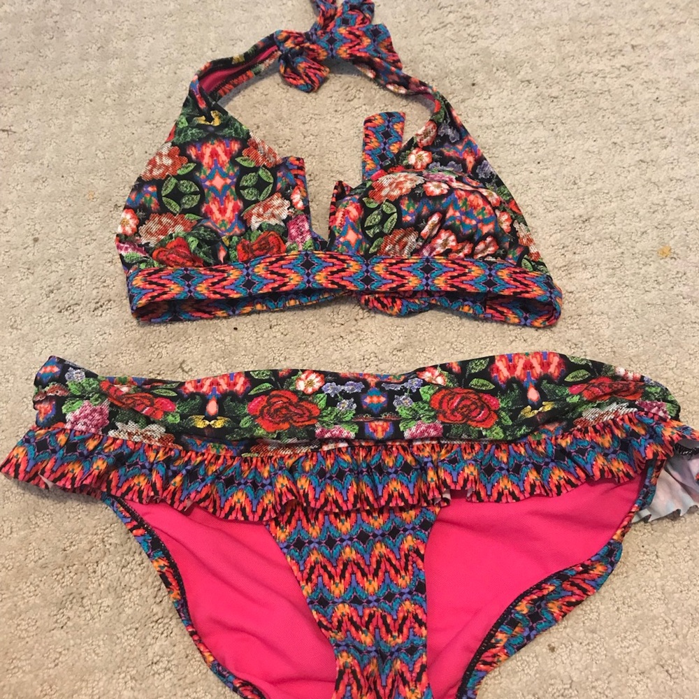 Jessica Simpson small swimsuit